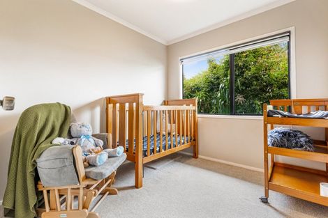 Photo of property in 2 Laura Street, Kelston, Auckland, 0602