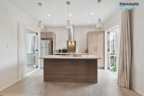 Photo of property in 11 Stitchbird Crescent, Papakura, 2110