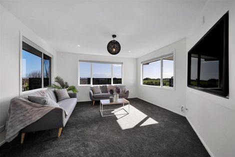 Photo of property in 4 Vardon Way, Waiwhakaiho, New Plymouth, 4312