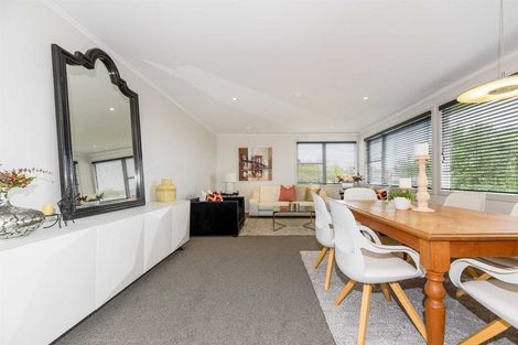 Photo of property in 6 Ravenwood Drive, Forrest Hill, Auckland, 0620