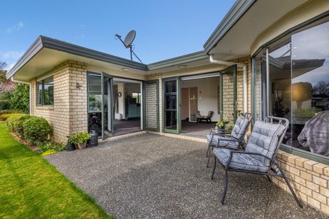 Photo of property in 22 Kinross Drive, Merrilands, New Plymouth, 4312