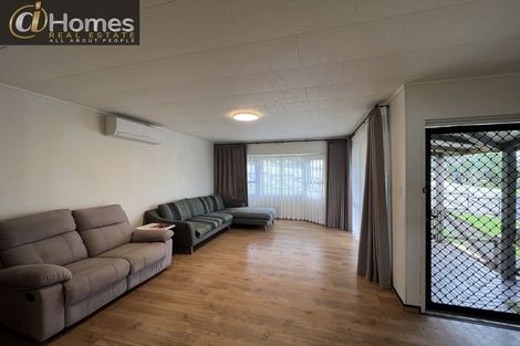 Photo of property in 15 Meadowood Drive, Unsworth Heights, Auckland, 0632