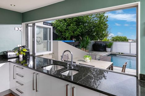 Photo of property in 20a Hebron Road, Waiake, Auckland, 0630