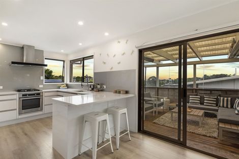 Photo of property in 124 Weatherly Road, Torbay, Auckland, 0630