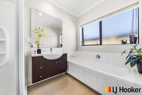 Photo of property in 11 Allerton Place, Wattle Downs, Auckland, 2103