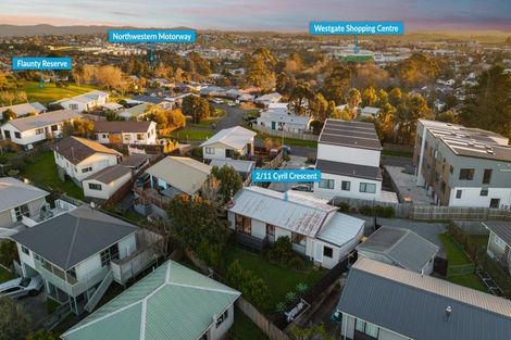 Photo of property in 2/11 Cyril Crescent, West Harbour, Auckland, 0618
