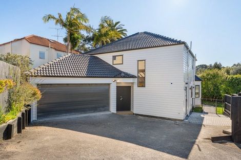 Photo of property in 2/19 Rodney Road, Northcote Point, Auckland, 0627