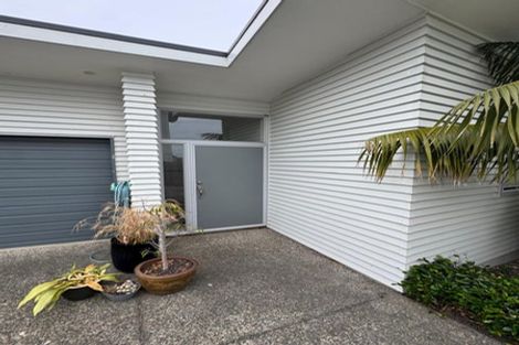 Photo of property in 8a Glenfield Road, Birkenhead, Auckland, 0626