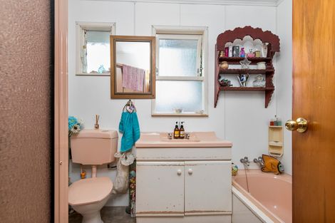 Photo of property in 10 Kaumatua Place, Te Atatu Peninsula, Auckland, 0610