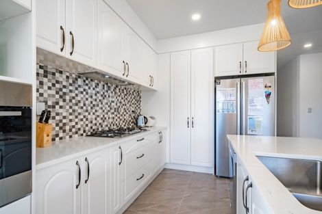 Photo of property in 11 Resolution Drive, Gulf Harbour, Whangaparaoa, 0930