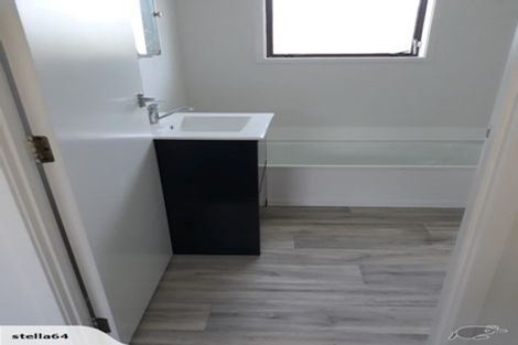 Photo of property in 2/32 Ballater Place, Highland Park, Auckland, 2010