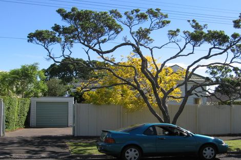 Photo of property in 3 Second Avenue, Stanley Point, Auckland, 0624