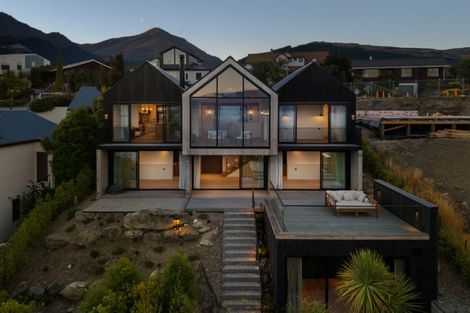 Photo of property in 66 Cedar Drive, Kelvin Heights, Queenstown, 9300