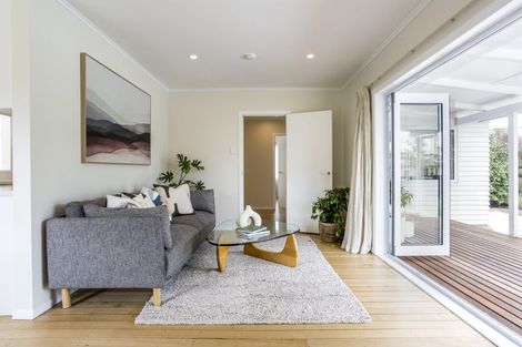 Photo of property in Peninsula Primary School, 61 Wharf Road, Te Atatu Peninsula, Auckland, 0610