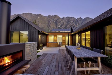 Photo of property in 12 Kinross Lane, Jacks Point, Queenstown, 9371