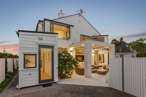 Photo of property in 235 Bleakhouse Road, Mellons Bay, Auckland, 2014