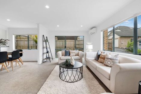 Photo of property in 2/202 Botany Road, Botany Downs, Auckland, 2010