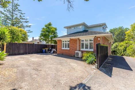 Photo of property in 1/27 Onewa Road, Northcote, Auckland, 0627