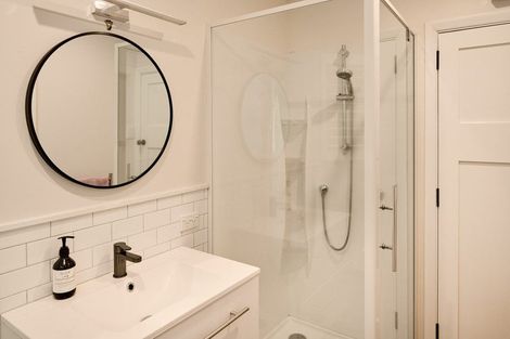 Photo of property in 9 Mana View Road, Paremata, Porirua, 5026