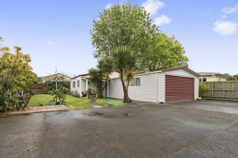 Photo of property in 10 Kaumatua Place, Te Atatu Peninsula, Auckland, 0610