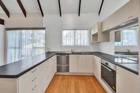 Photo of property in 13 Ambury Place, Merrilands, New Plymouth, 4312