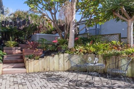 Photo of property in 8 Page Point, Mellons Bay, Auckland, 2014