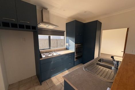 Photo of property in 76 Edgewater Drive, Pakuranga, Auckland, 2010