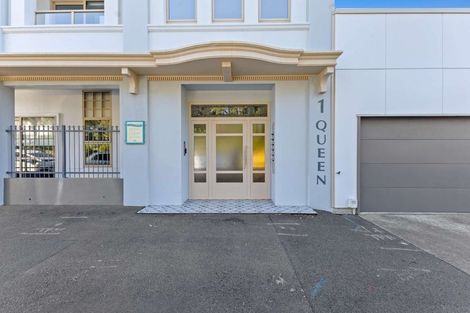 Photo of property in 1 Queen Street, New Plymouth, 4310