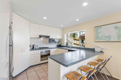 Photo of property in 18 Tyrico Close, Unsworth Heights, Auckland, 0632