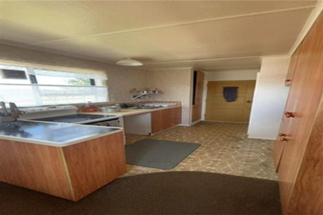 Photo of property in 1 Robbins Crescent, Hawera, 4610