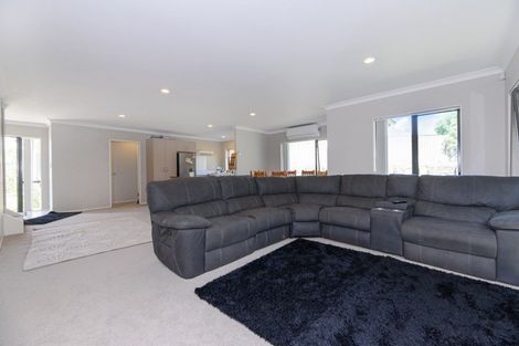 Photo of property in 12 Mediterranean Way, Goodwood Heights, Auckland, 2105