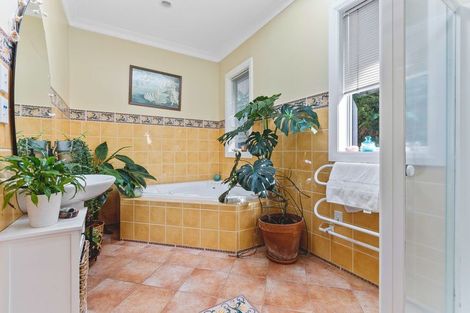 Photo of property in 42 Octavius Place, New Plymouth, 4312