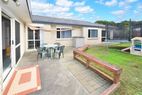 Photo of property in 92 Buscomb Avenue, Henderson, Auckland, 0610