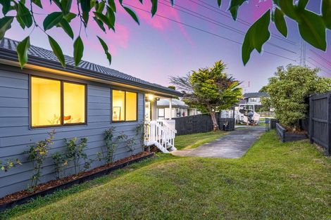 Photo of property in 11 Halloran Place, Massey, Auckland, 0614