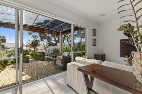 Photo of property in 250c Courtenay Street, Strandon, New Plymouth, 4312