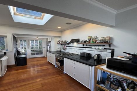 Photo of property in 16 Hungerford Road, Lyall Bay, Wellington, 6022