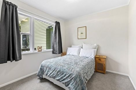 Photo of property in 8 Glanmire Road, Newlands, Wellington, 6037