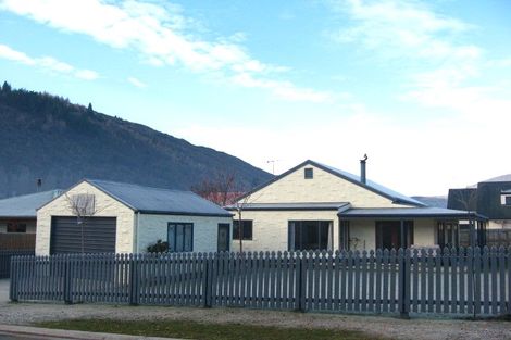 Photo of property in 6 Daveys Place, Arrowtown, 9302