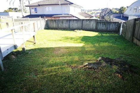 Photo of property in 942 East Coast Road, Northcross, Auckland, 0630