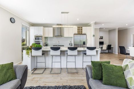 Photo of property in 17 Larmer Drive, Kumeu, 0810