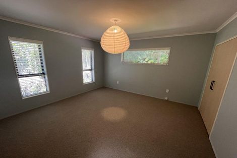 Photo of property in 15 Sequoia Grove, Merrilands, New Plymouth, 4312