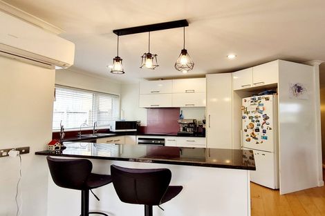 Photo of property in 31 Mandeville Place, Unsworth Heights, Auckland, 0632