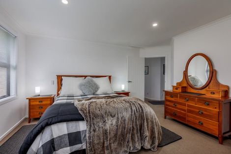 Photo of property in 18 Medallion Court, Kelvin Grove, Palmerston North, 4414