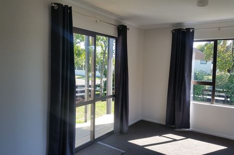 Photo of property in 60 Hillcrest Drive, Kelvin Grove, Palmerston North, 4414