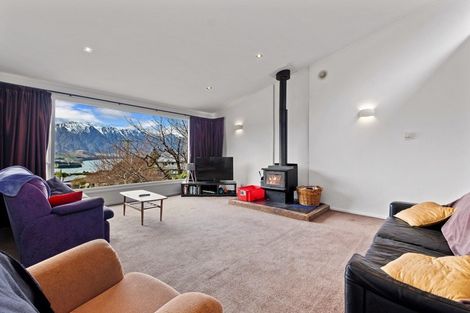 Photo of property in 6 Wynyard Crescent, Fernhill, Queenstown, 9300