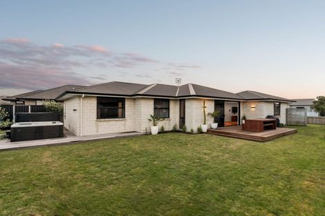 Photo of property in 11 Livingstone Drive, Papamoa Beach, Papamoa, 3118