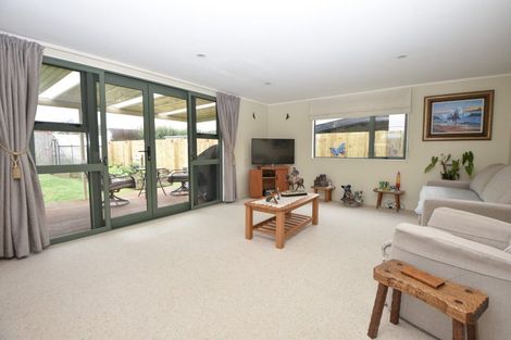 Photo of property in 6 Kupe Drive, Carterton, 5713