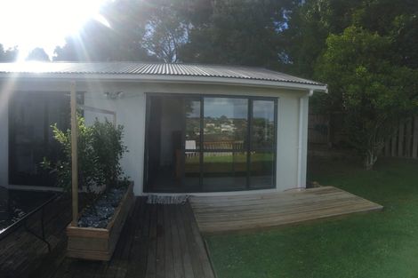 Photo of property in 29 Deverell Place, Northcross, Auckland, 0632