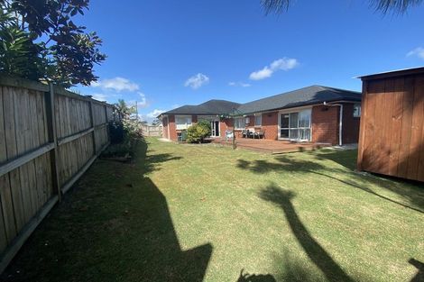 Photo of property in 5 Kilmacrennan Drive, Rosehill, Papakura, 2113