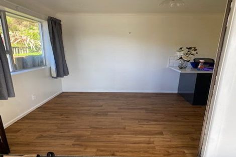 Photo of property in 3 Lomond Street, Newlands, Wellington, 6037